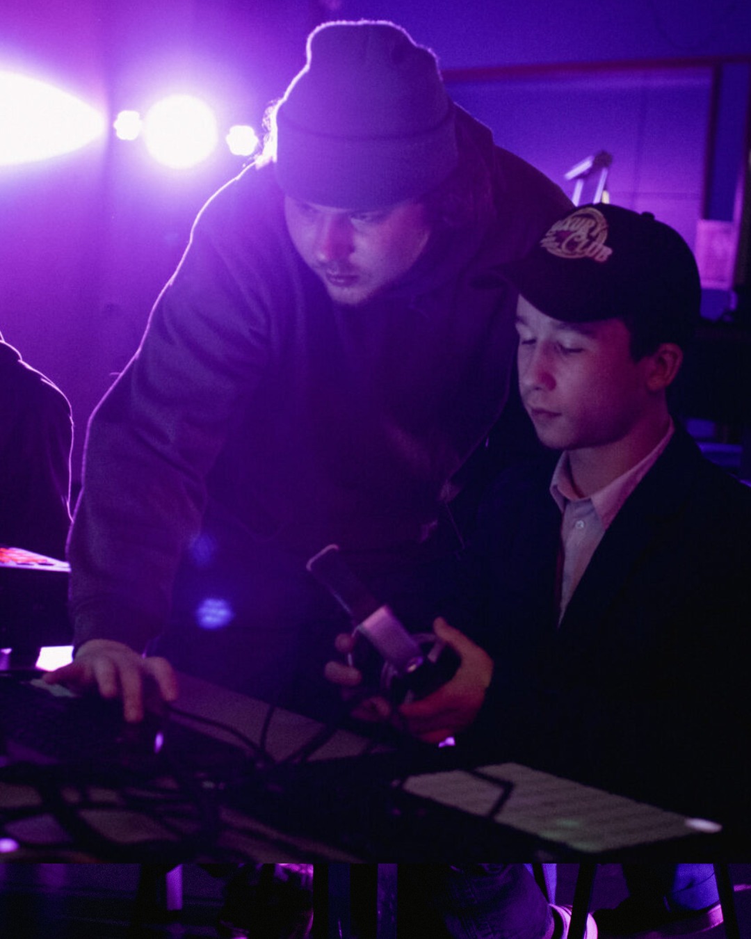 DJ Gijs bij een werkplaats